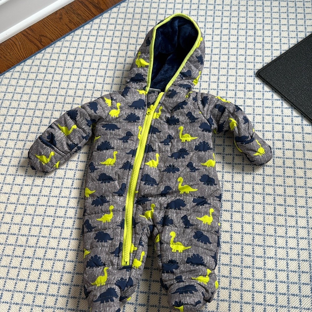 Never worn snowsuit for baby 0-3 months